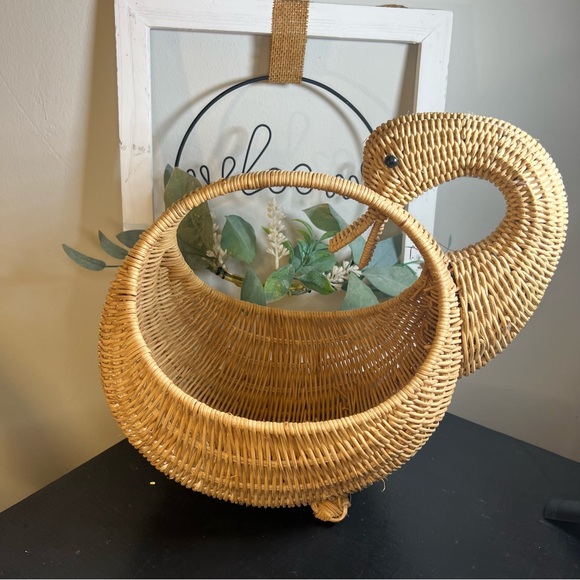 Mid 20th Century Vintage Wicker Woven Duck Motif Basket With Handle - Picture 6 of 7